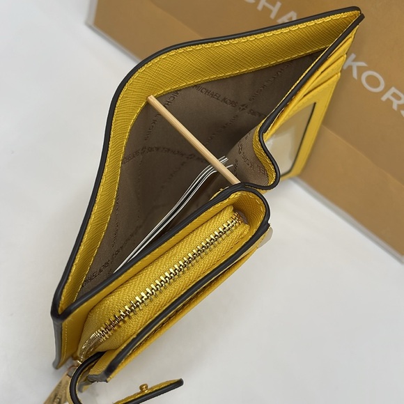Michael Kors Medium Crossgrain Leather Wallet
COLOR GOLDEN YELLOW
NWT - Picture 9 of 16